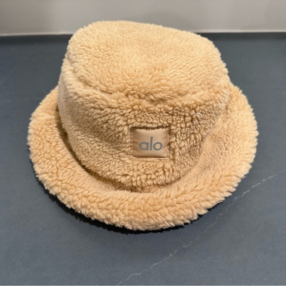 最終値下げ！ alo Foxy Sherpa Bucket Hat ホワイト Faux Fur Bucket Hat - Ivory | ALO
